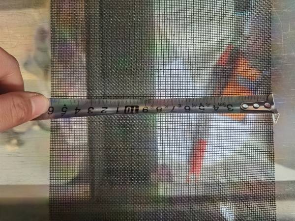 Measure molybdenum woven wire mesh width with a tape measure