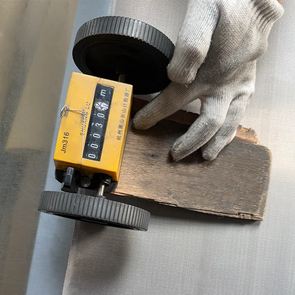 Measure the length of L605 wire cloth with a rolling meter counter.