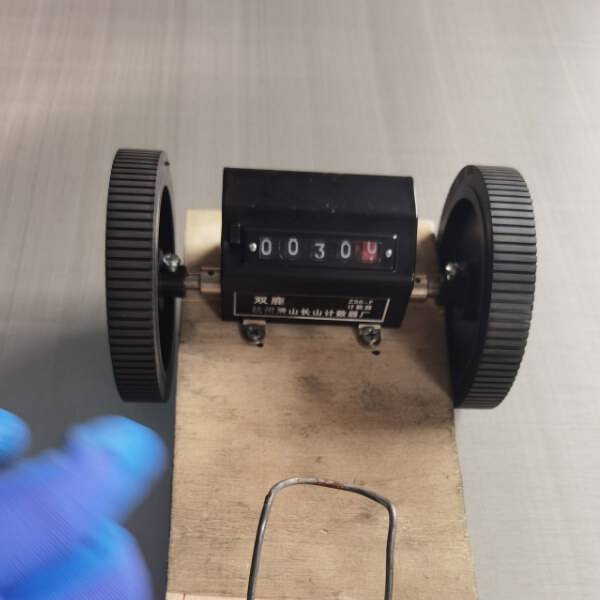 Measure nickel woven wire mesh length with a rolling meter counter at 30 m