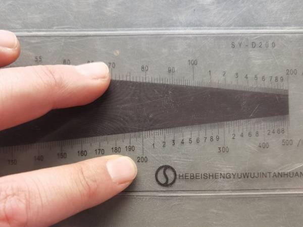 Messung der Maschenanzahl des PTFE-beschichteten Edelstahldrahtgeflechts mit einer Schieblehre