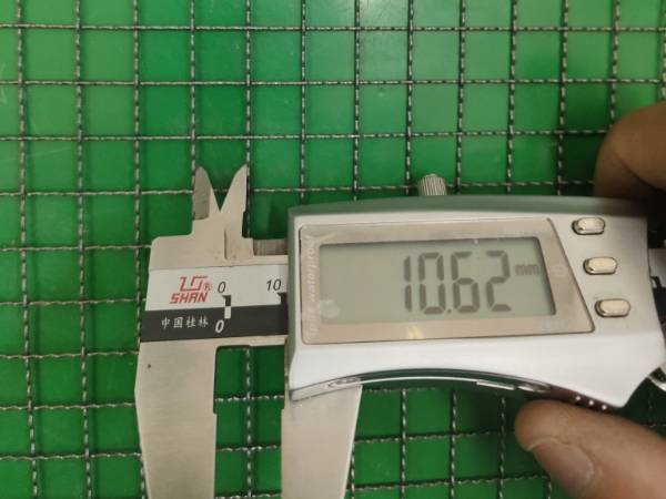 Measure tantalum woven wire mesh mesh opening with vernier caliper